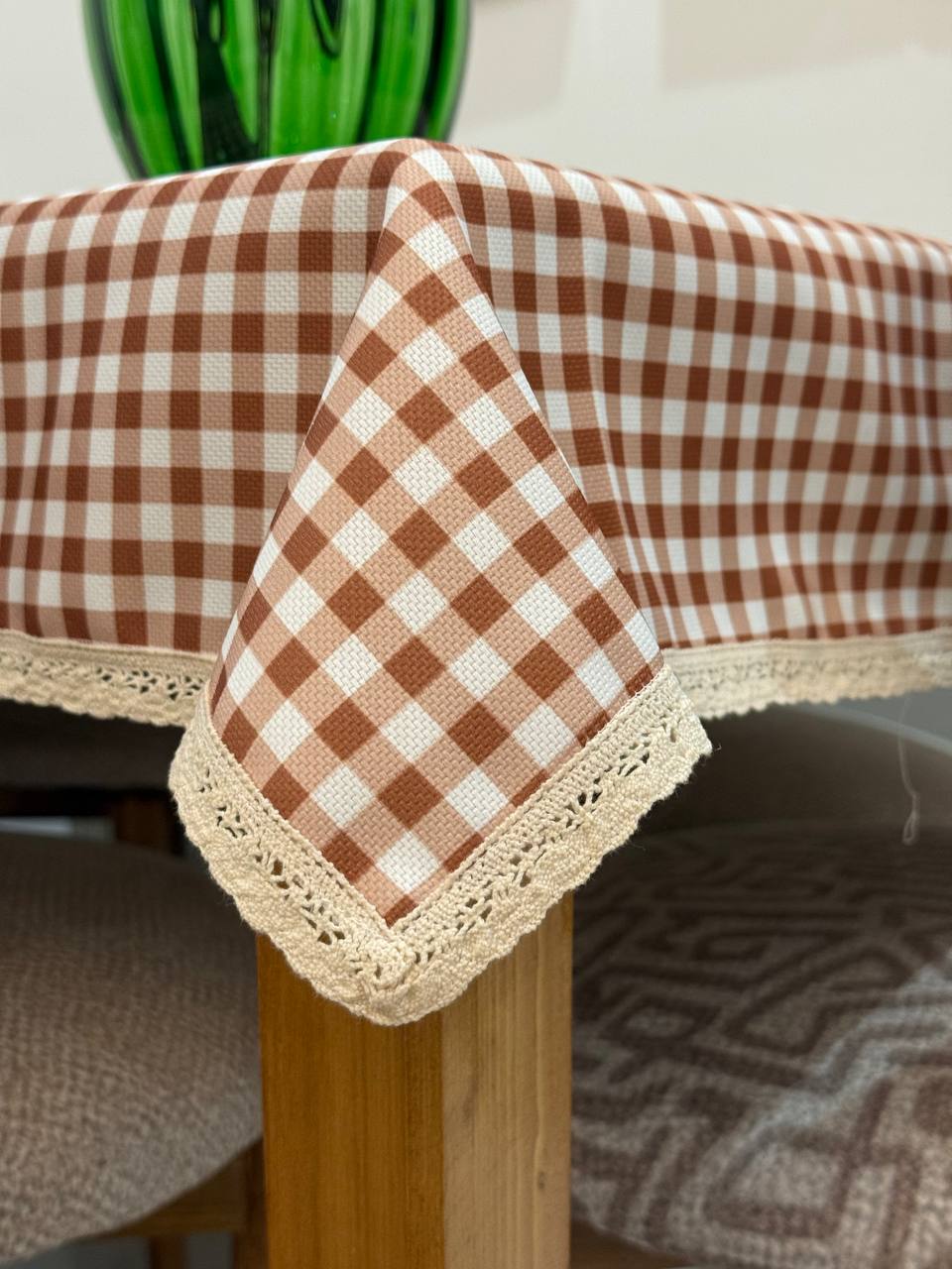 رومیزی چهارخونه کرم قهوه‌ای